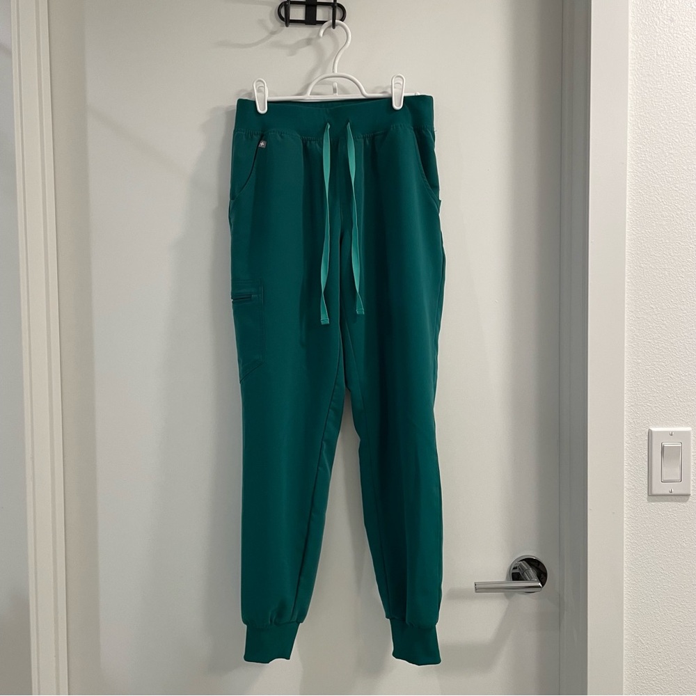 FIGS Zamora Jogger Scrub Pants in Hunter Green | Size S